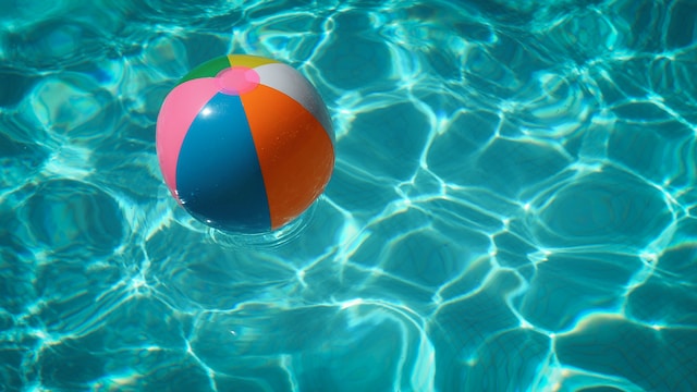 Ball im Pool