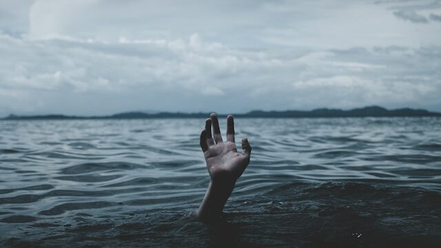 Hand aus dem Meer