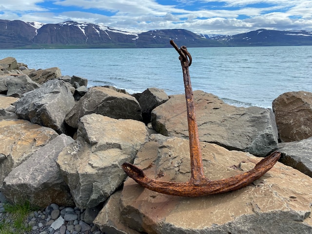 rostiger Anker in der Nähe des Meeres