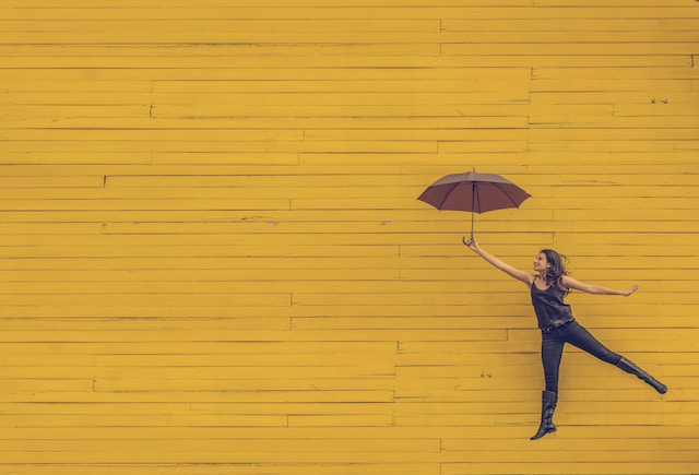 Frau mit Regenschirm