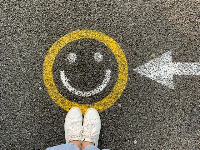 Smiley-Lächeln auf dem Asphalt