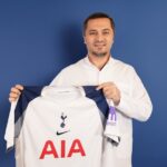 Bild zeigt, wie Dr. Abdulaziz Balwi ein Trikot des Premiere League Klubs Tottenham Hotspur in beiden Händen hält