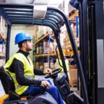 Staplerfahrer bei der Arbeit