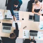 Was ist Consulting? Business-Menschen am Tisch von oben