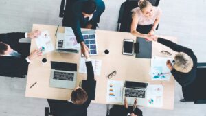 Was ist Consulting? Business-Menschen am Tisch von oben
