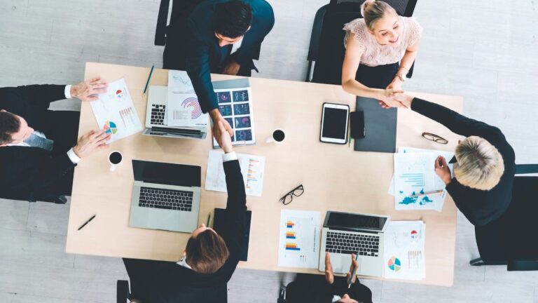 Was ist Consulting? Business-Menschen am Tisch von oben